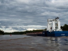 В России плавучий остров заблокировал движение на реке