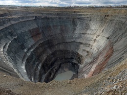 На руднике в Якутиии вода затопила шахту. Под землей остаются сто человек