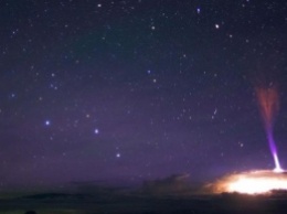 На Гавайях в вершину горы ударила молния из космоса (видео)