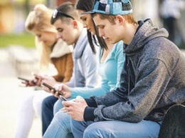 Смартфоны делают подростков несчастными
