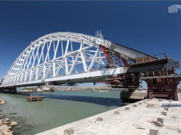 Строители готовят железнодорожную арку Керченского моста к погрузке на плавсистему