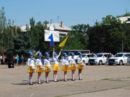 Барабаны, песни, флаги: на Луганщине ярко поздравили полицию