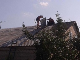 Участники АТО и неравнодушные жители Кривого Рога починили крышу дома семье пленного побратима, которая пострадала в следствии смерча
