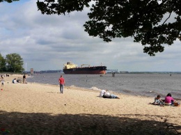 На пляже в Германии женщина перепутала фосфор c янтарем