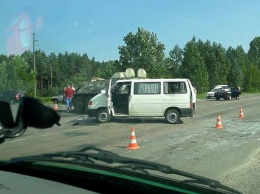 В Ровенской области БТР столкнулся с микроавтобусом, есть пострадавшие