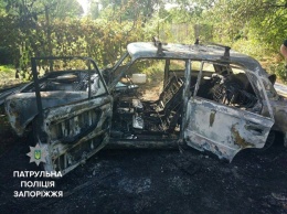Опасные забавы: запорожцы сожгли чужой автомобиль дотла