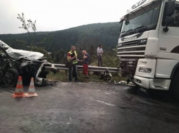 На Прикарпатье на дороге без разметки произошло ДТП, тело пассажирки вырезали из авто