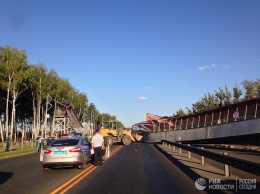 В России обвалился пешеходный мост, пострадали люди