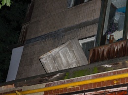 Чуть не убило: в Киеве с 5-го этажа дома упала плита