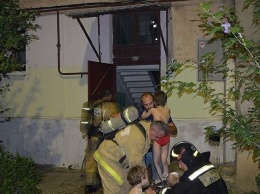 В Севастополе из горящей пятиэтажки вывели троих взрослых и троих детей