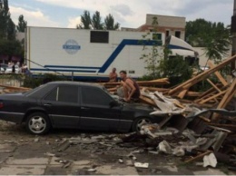 Ураган «погулял» на Херсонщине: разрушены дома, перевернуты авто. ФОТО, ВИДЕО