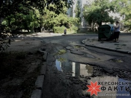 Фотофакт. В Херсоне особый подход к ремонту дорог