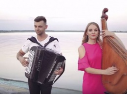 Запорожский музыкант на баяне сыграл хитовую песню (Видео)