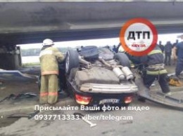 Покатушки не удались: в Киеве 5 человек перевернулись на новом BMW