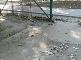 Со старыми колдобинами встретит школьный двор учебный год (фото)
