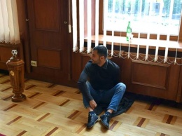 На Прикарпатье депутат приковал себя наручниками к батарее в кабинете мэра