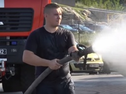 Гидранты наготове: пожарные "охлаждают" жителей Днепра