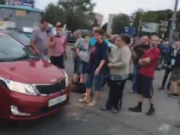 Недовольные сносом стоянки киевляне перекрыли Братиславскую, а полиция силой очистила дорогу (фото, видео)
