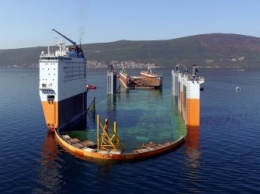 Крупнейшее в мире судно для перевозки негабарита везет из Черногории в Клайпеду плавучий док (фото)