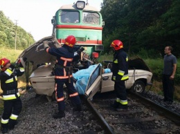 Столкновение поезда с автомобилем: погибли четверо (фото)