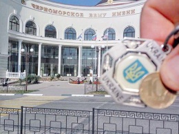 Бандеровец с тризубцем сфотографировался у объекта Минобороны в Севастополе