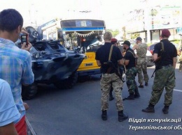 В Тернополе столкнулись троллейбус и бронированный автомобиль