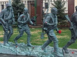 В Москве двое пьяных уроженцев Киргизии избили петербуржца и повредили памятник
