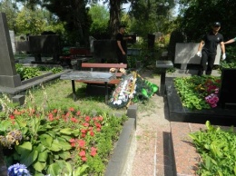 В Киеве на кладбище бездомный убил женщину, которая убирала могилы