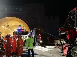 В Китае автобус врезался в стену, погибли 36 человек