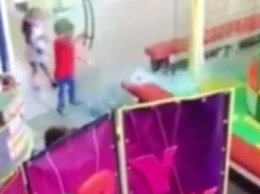 В Славянске на 3-х летнего ребенка осыпалась стеклянная дверь