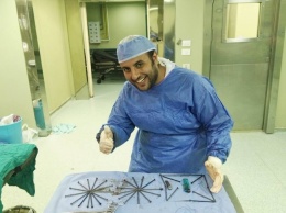 Египетский хирург достал из желудка пациента гвозди, зажигалку и кусачки для ногтей