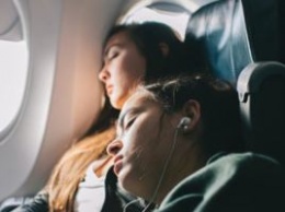 «Белый шум» самолета помогает уснуть