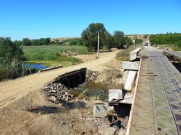 В Троицком идет восстановление моста через реку Лугань