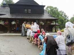 На Западной Украине прихожанам захваченного храма Московского Патриархата пришлось молиться на улице