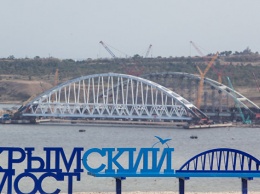 В Керчи установили скамейку "Крымский мост"