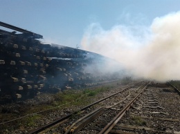 В Снигиревке спасатели несколько часов тушили пожар на железной дороге