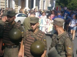 Участниов гей-парада в Одессе окружил плотный кордон силовиков (ФОТО)