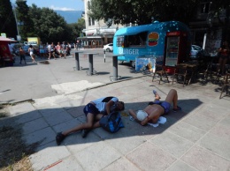 В Ялте пьяные спят днем прямо на тротуарах