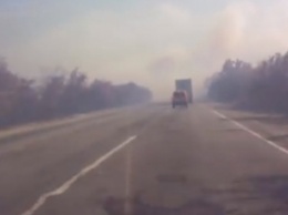 Филиал ада: запорожскую трассу окутал густой дым (видео)