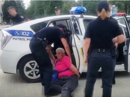 Задержание пожилой женщины десятком полицейских в центре Херсона взорвало соцсеть (видео)