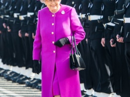 Вот почему королева всегда одевается в такие яркие наряды
