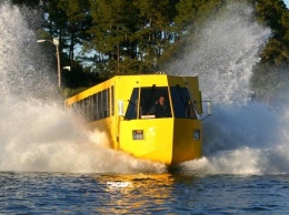 Автобус-амфибия, который уверенно держится на дороге и на воде