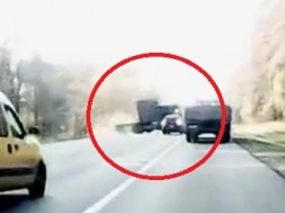 ВИДЕО ДТП под Киевом: пьяный на грузовик протаранил Volkswagen