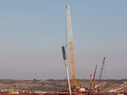 Строители погрузили все сваи в основание автодорожной части моста в Крым