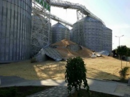 В Николаевской области рухнул новый силос с зерном (фото)