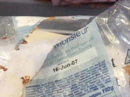 Пассажира самолета накормили сэндвичем 10-летней давности