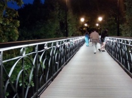 Знаменитый мост влюбленных в Киеве засветился по-новому (ФОТО)