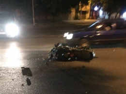 ДТП на Фонтане: BMW сбил мотоциклистку, водитель скрылся