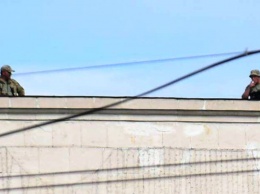 Позицию снайперов на крыше Херсонской ОГА прокомментировал отставной военный