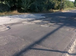 После "ямочного ремонта" дороги Кременского района снова пришли в полную негодность - полиция (Фото)